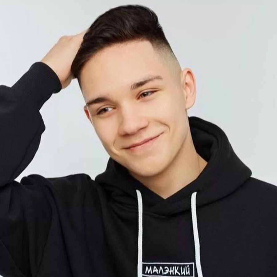 Парень семы. Кэйлен ом. Сэм смит и его парень. Сэм клафлин в костюме фотосессия. Парень семы.