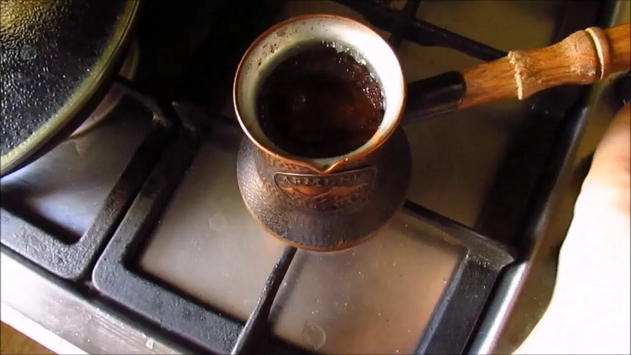 Как варить кофе видео. Кофе по еревански. кофе вареный армянский. турка на плите. кофе в турке на плите.