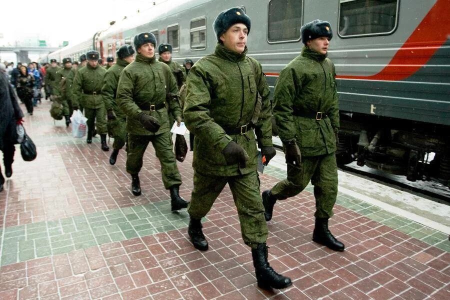 Срочников отправляют домой. Срочников отправляют домой. Срочников отправляют домой. Кто служил тот поймет. Быт военнослужащих.