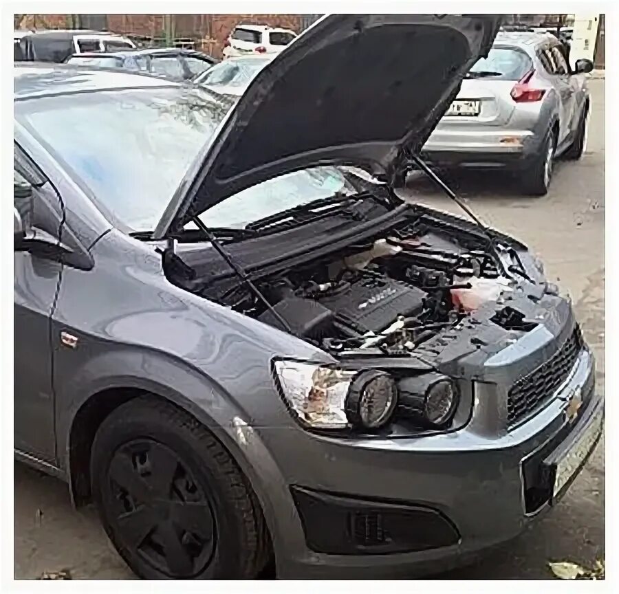 Aveo t300 открытый капот. Упор капота шевроле авео т300. Chevrolet aveo t 259 открытый капот. Пневмоподвеска на авео т250. Газовые упоры капота шевроле авео т250.