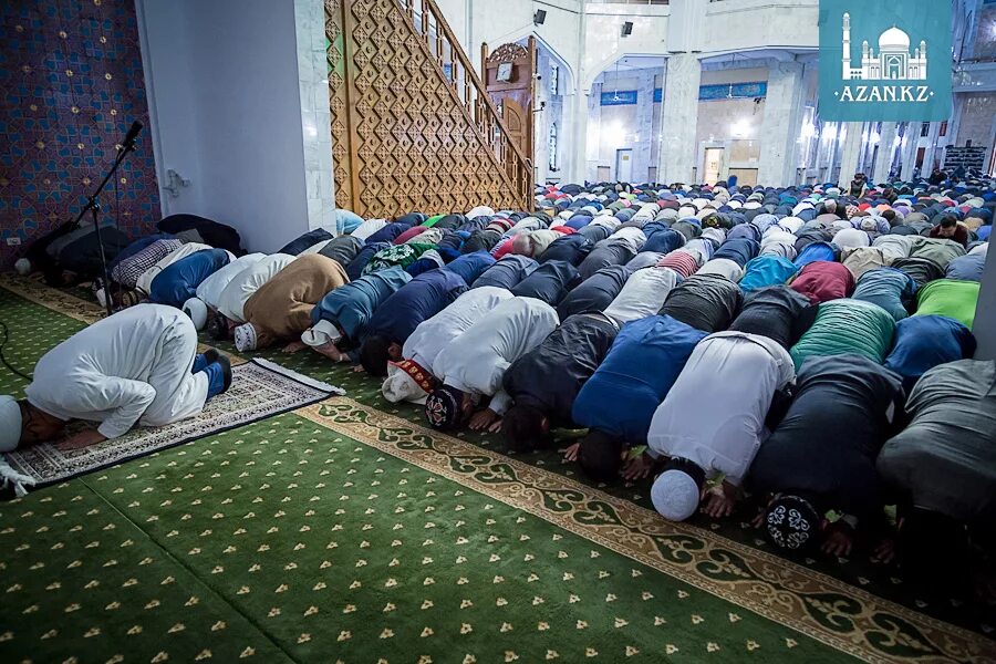 Почему мусульмане совершают намаз. Намаз. Что такое намаз у мусульман. Мусульмане в мечети. Мусульманин молится.