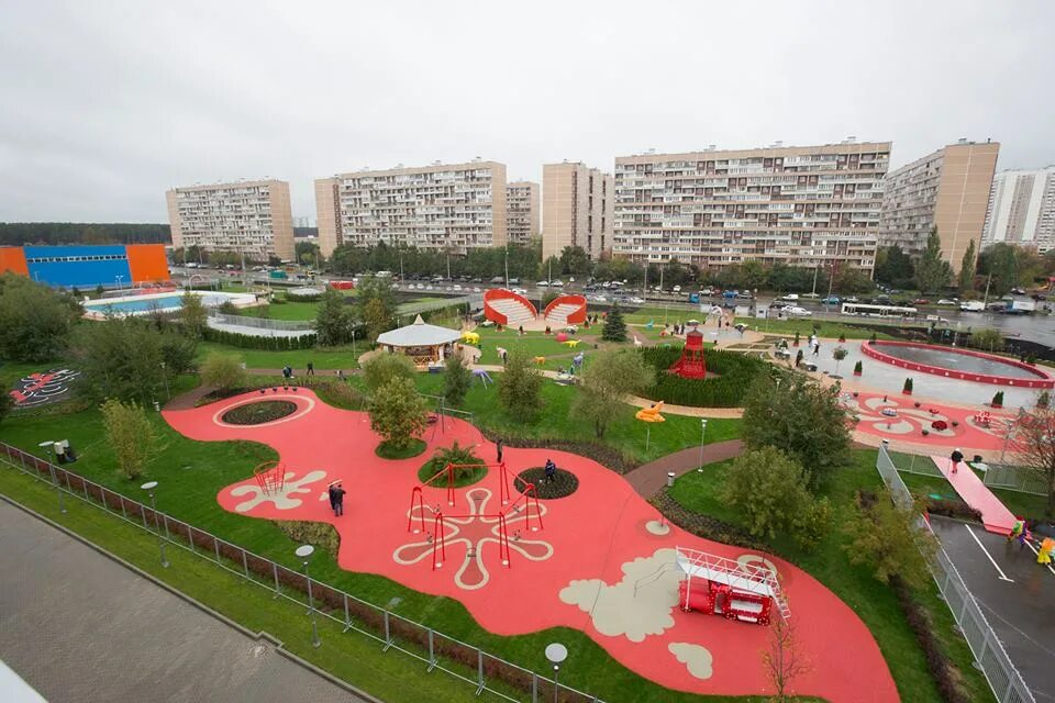 Детский парк буратино в переделкино. День города москва новопеределкино. Храм на лукинской в переделкино. Переделкино ближнее город парк. День города москва новопеределкино.