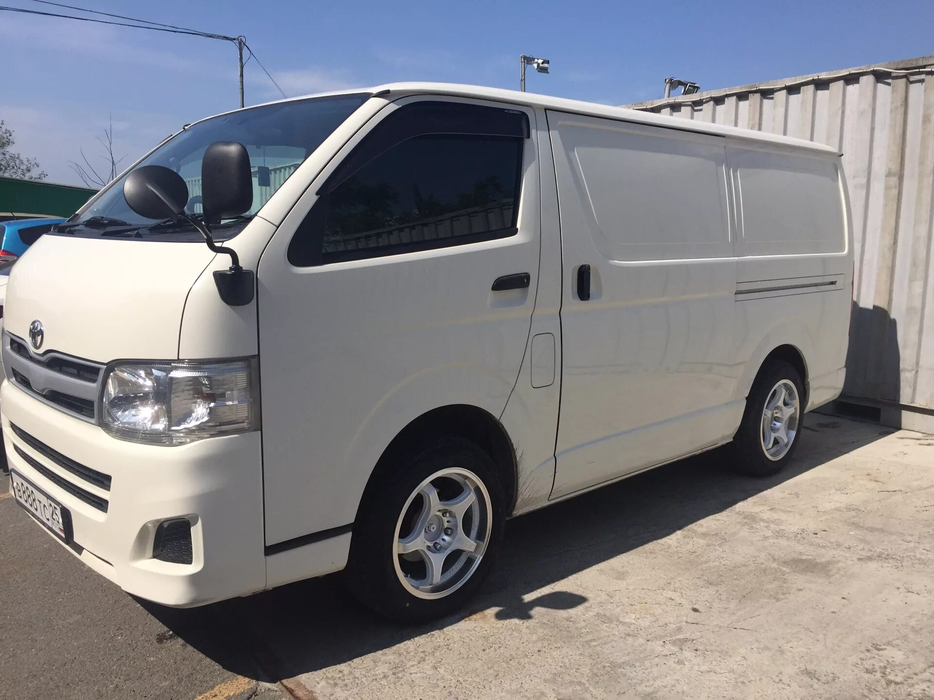 Toyota hiace цена