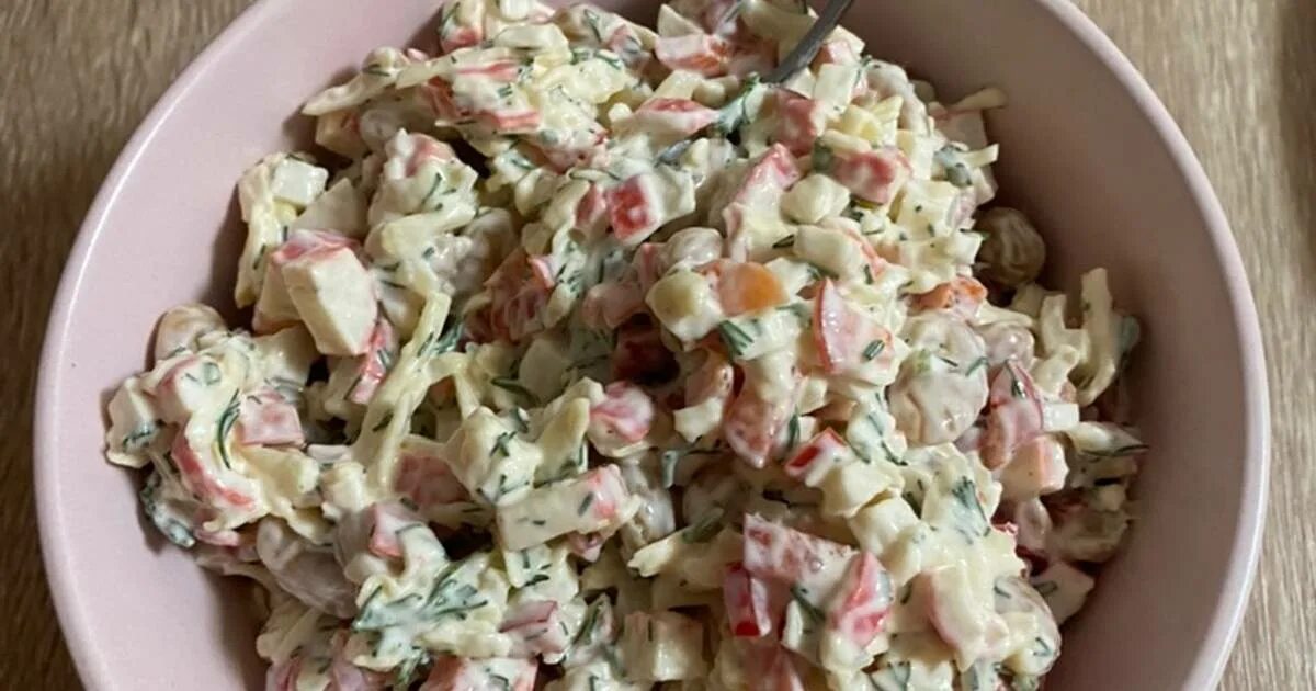 салат из крабовых палочек с фасолью. салат с фасолевыми с крабовыми палочками. крабовые палочки с фасолью. крабовые палочки с фасолью. салат из крабовых палочек с фасолем и помидорами.