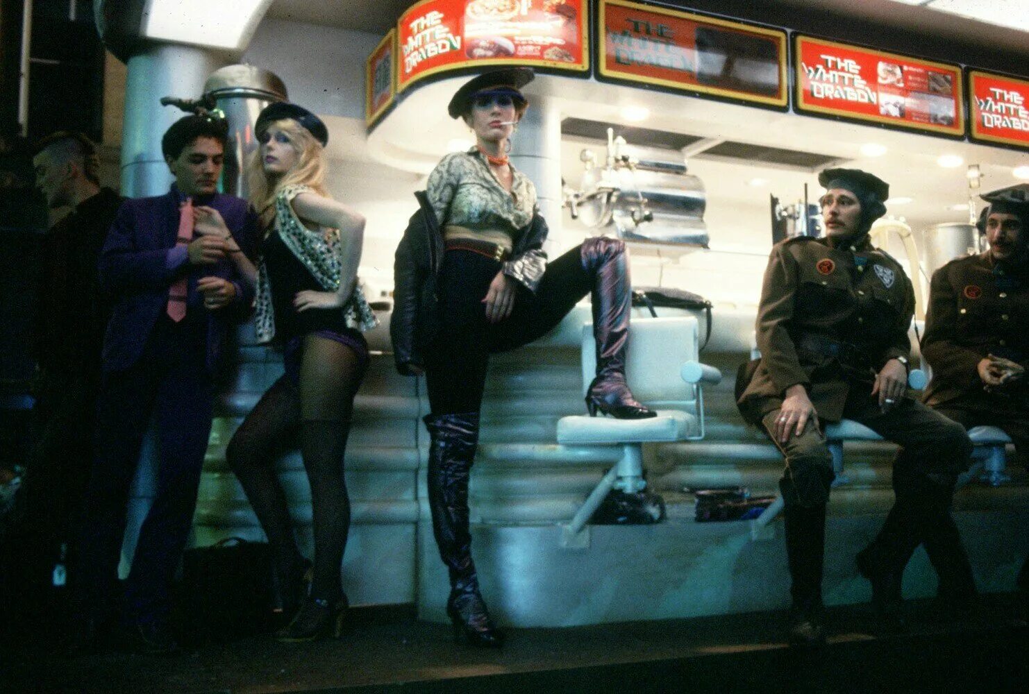 Бегущий по лезвию бритвы 1982. Бегущий по лезвию 1982. бегущий по лезвию бритвы фильм. бегущий по лезвию 1982 кадр.