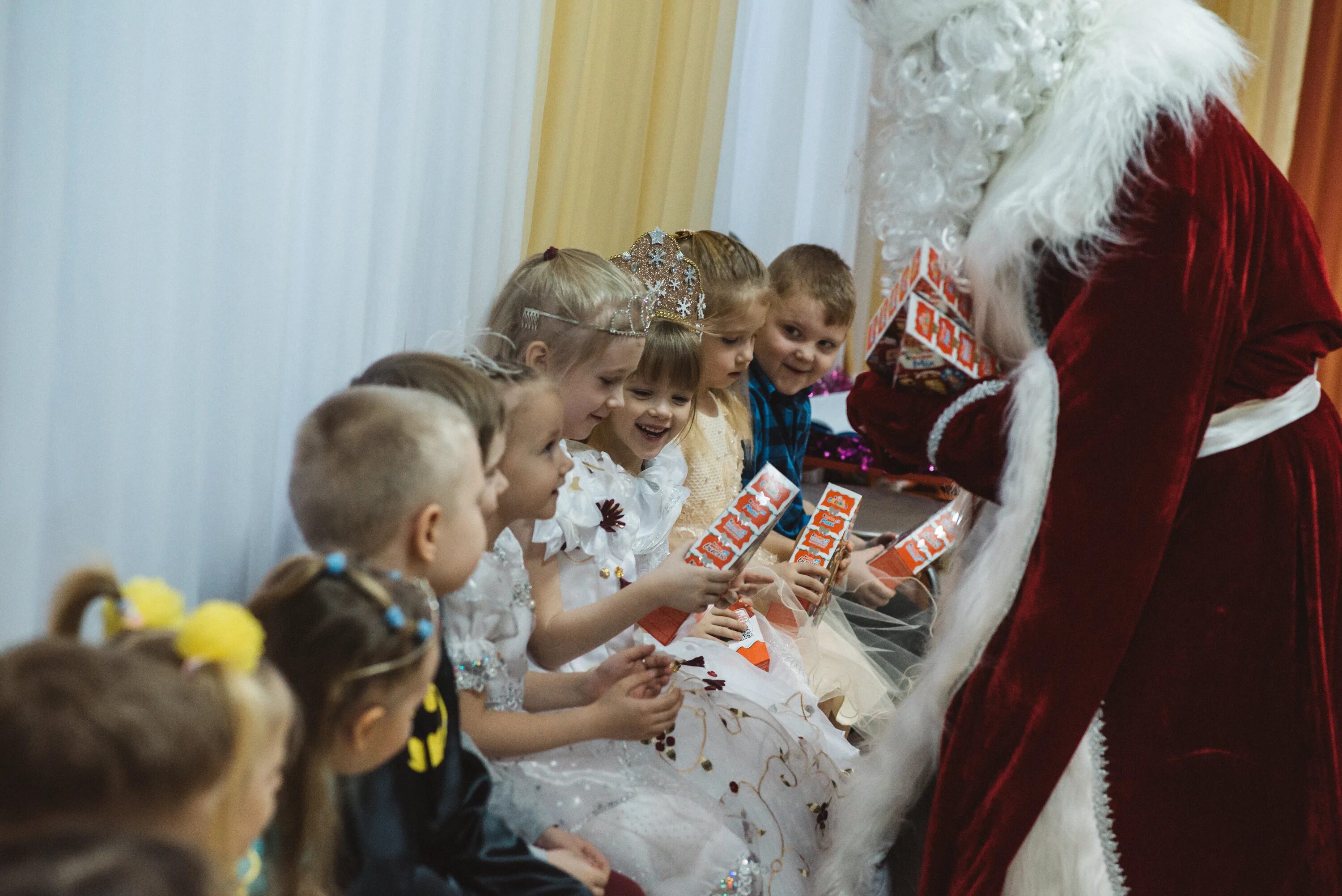 Праздник новый год в школе. Новогодний утренник для подростков. Сценарий новогоднего утренника в школе 2024 год. Новогодний утренник в школе. Новогодний праздник в школе.