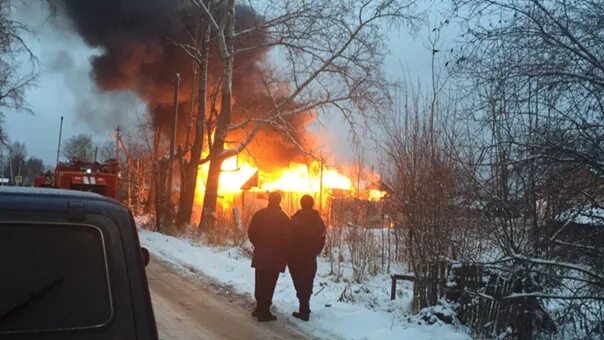 Пожар в Зебляках. Пожар в Зебляках Шарьинского. Сгоревший дом в Зебляках. Зебляки Шарьинский район пожар. Погода зебляки