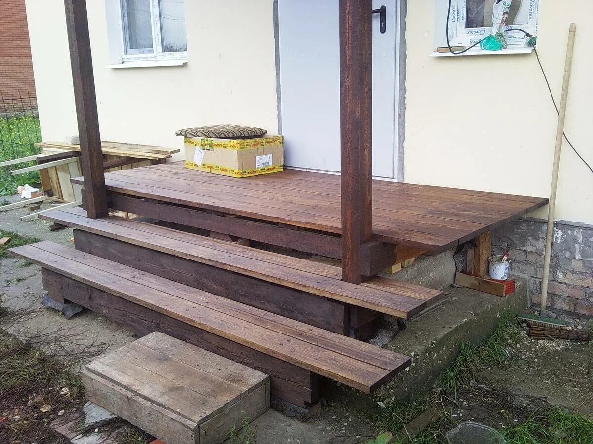 Крыльцо для дачи. Ступеньки для дачного домика. Как сделать простое крыльцо. Деревянное крыльцо. Крыльцо к деревянному дому.