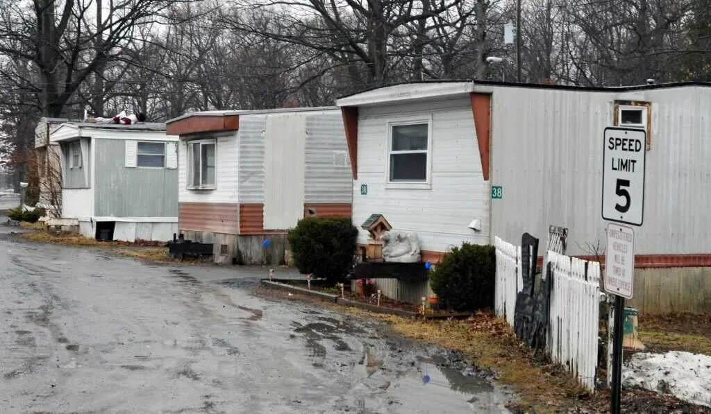 Известные американские школы. Бедные американские дома. Трейлерный парк детройт. Американское жилье среднего класса. Нью-йорк грязь трущобы.