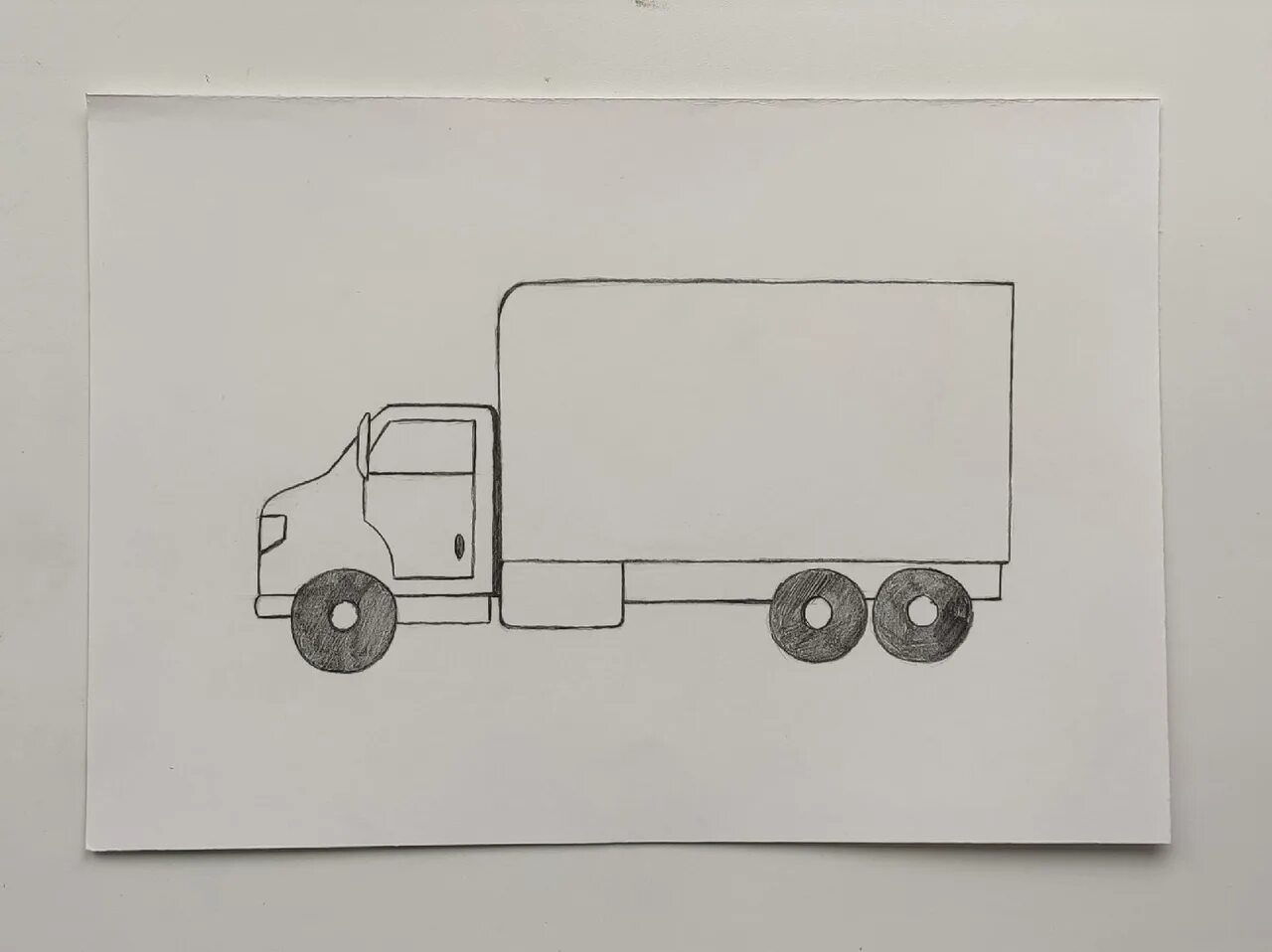 Постройте грузовик. Грузовик рисунок карандашом. Грузовая машина рисунок карандашом. Рисунок грузового автомобиля карандашом. Грузовой автомобиль рисование пошагово.