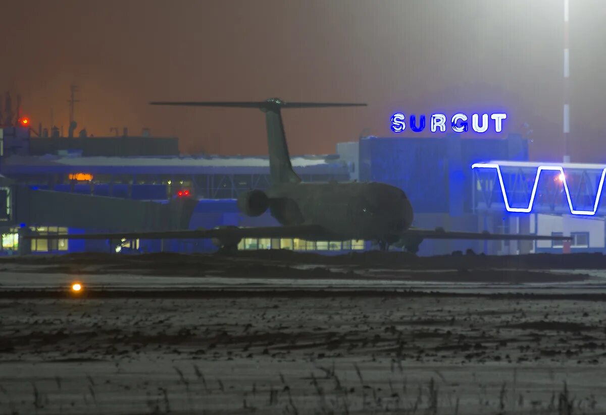 Аэропорт сургут номер телефона. Сургутский аэропорт 1990. Сургут 2000 год аэропорт. Ночной аэропорт Сургута. Аэропорт Сургут фото.