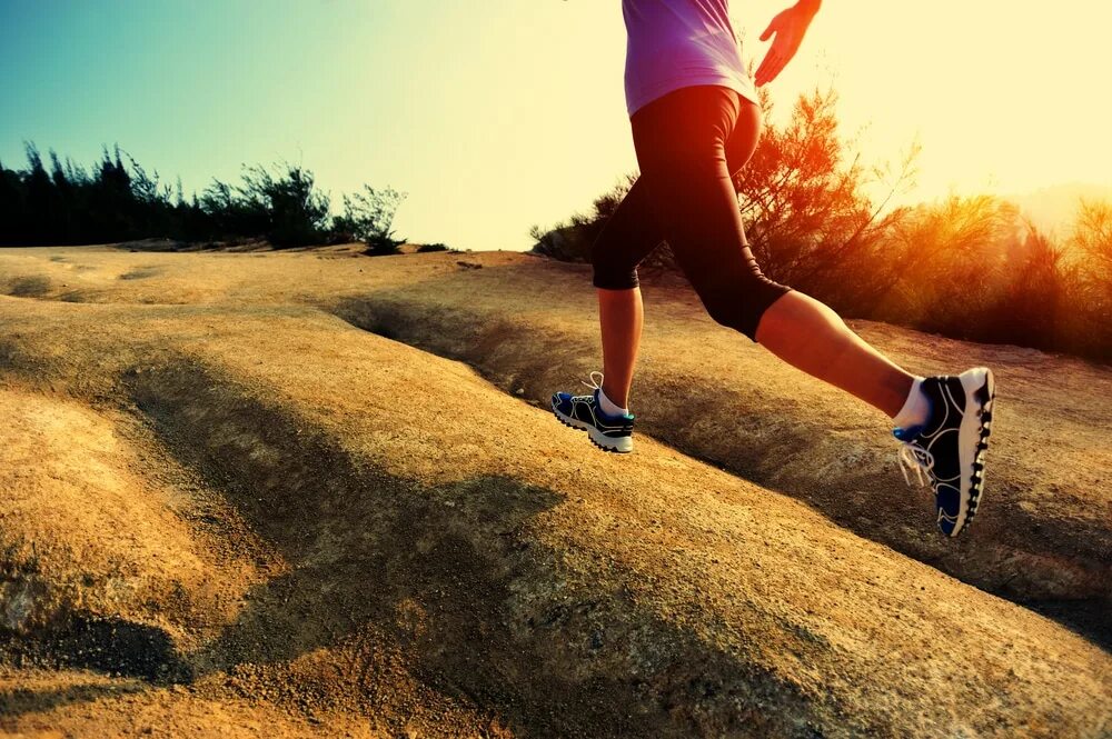 Крутящийся человек фото. Неторопливый бег. Неторопливый бег. Женский бег. Неторопливый бег.