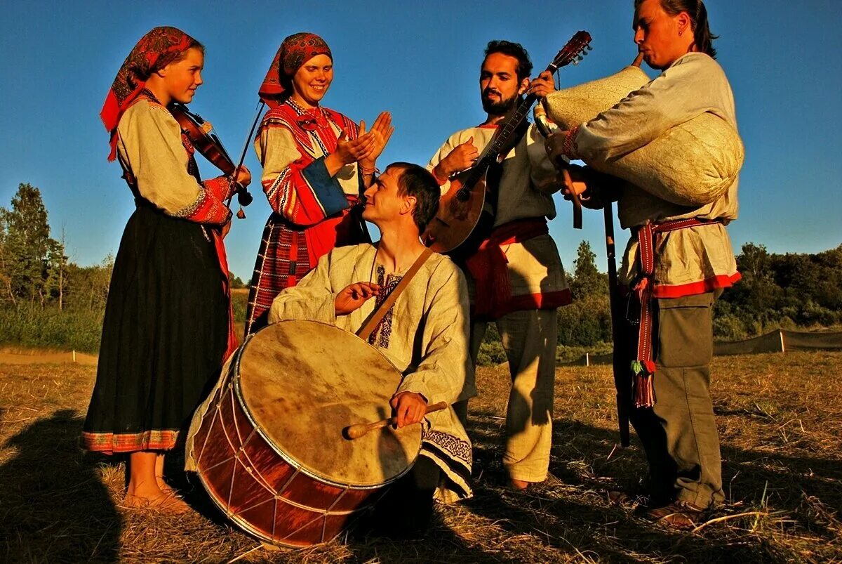 Музыкальный фольклор. Фольклор русского народа. Музыкальная культура народов России. Этнические музыкальные инструменты. Живет в народе песня