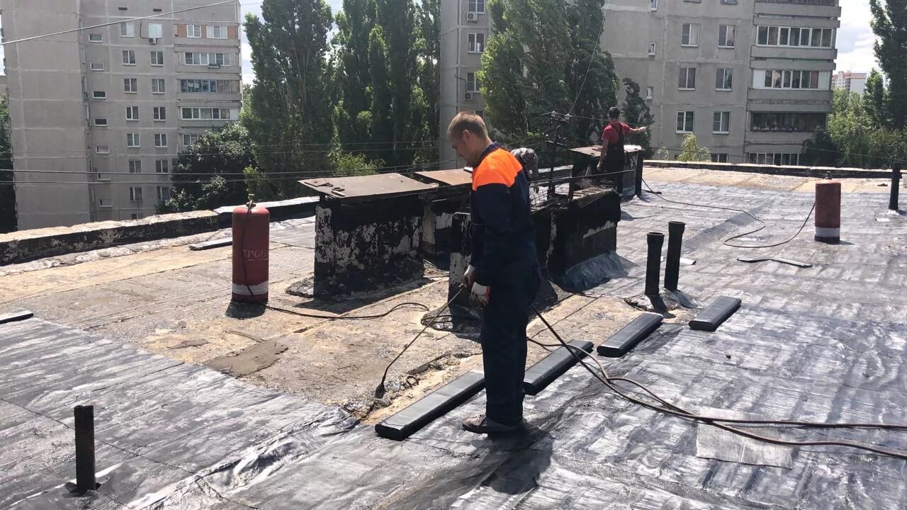 Ремонт курчатов. Кровля многоквартирного дома. кровля в многоквартирном доме. капремонт мягкой кровли в многоквартирном доме.