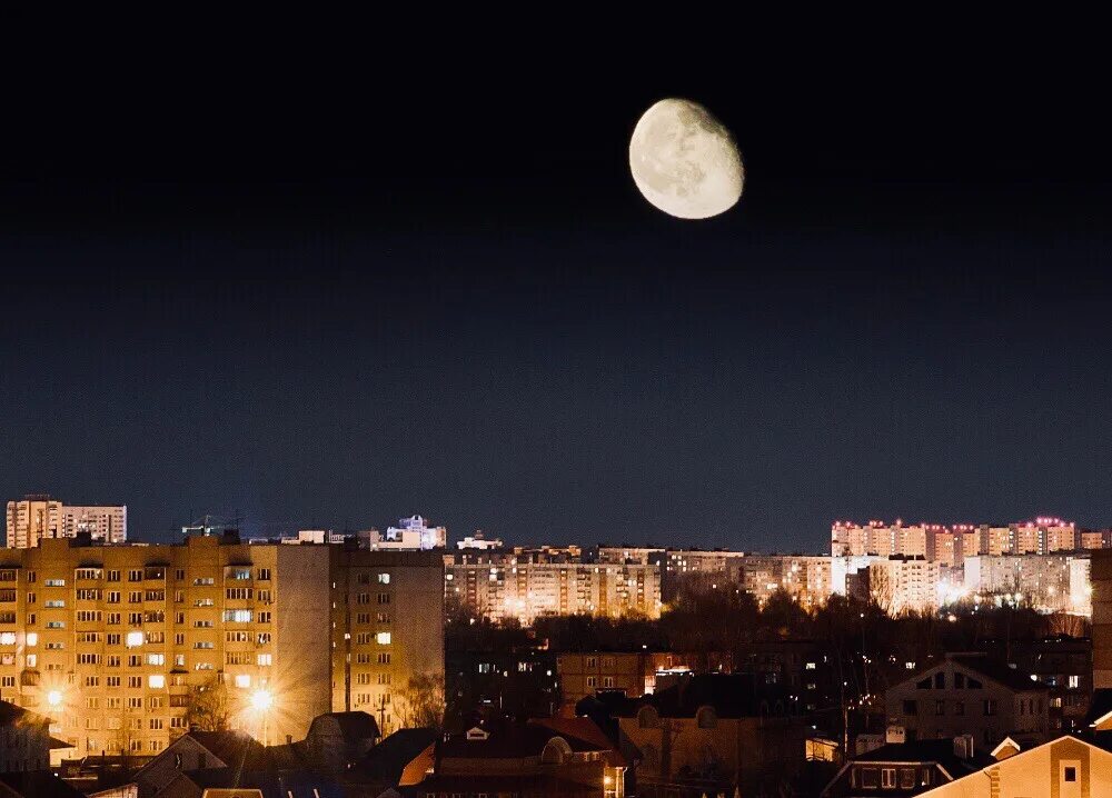 Луна над городом. Город на Луне. Полнолуние в городе. Луна над Киевом.