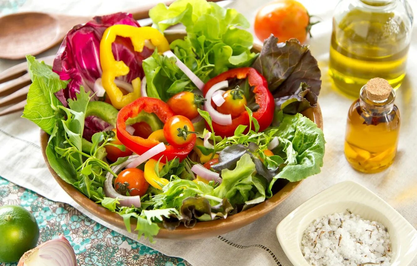 Блюда из сырых овощей. Салат. Салат из овощей. Красивый салат из овощей. Салат из зелени и овощей.