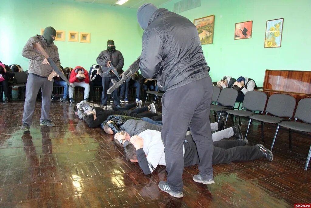 Террористы в школе в классе. Терорисиы в ШК.