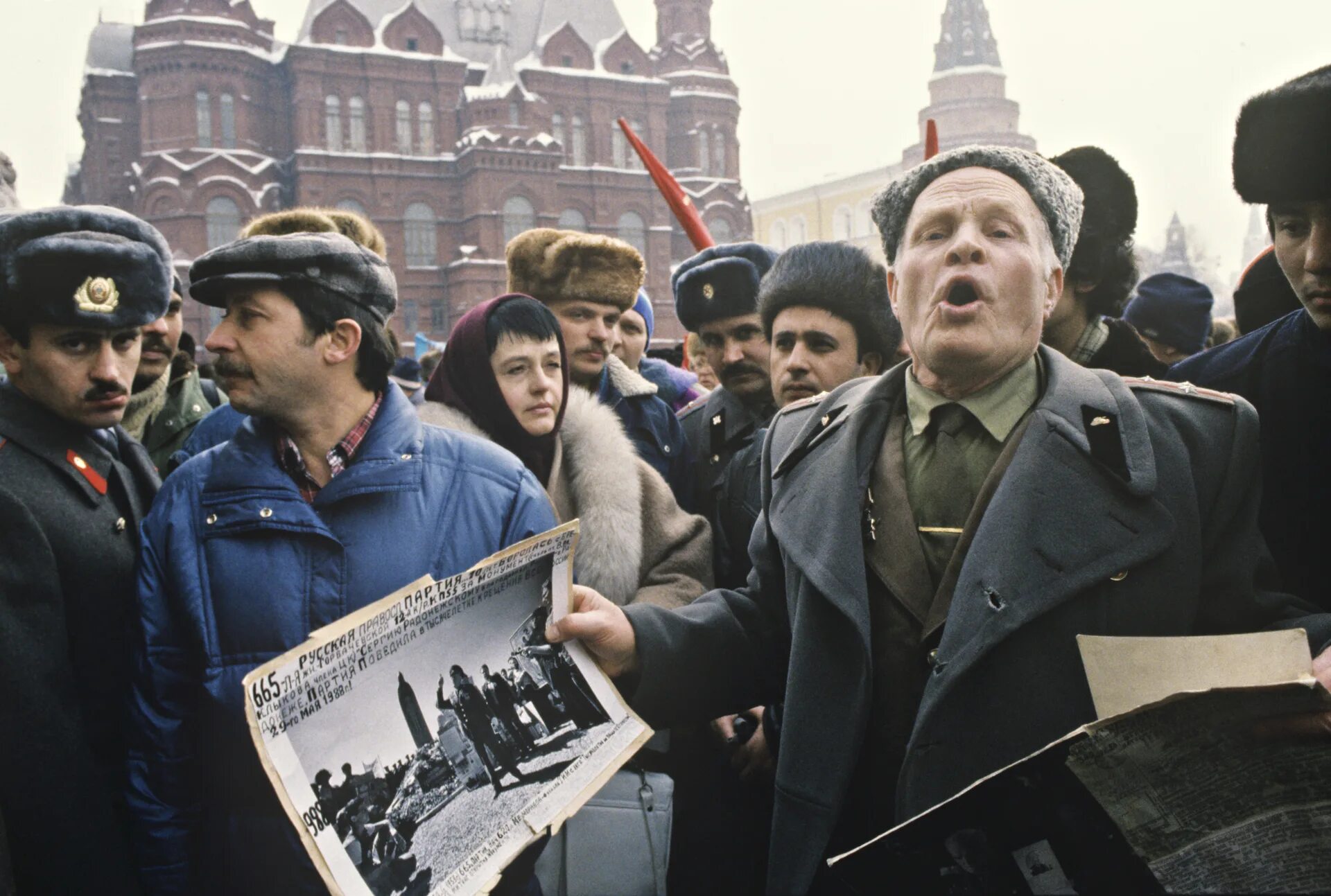 23 февраля 1991. Митинг на Манежной площади 1991. 1991 Год Манежная площадь. Митинг 23 февраля 1991 года Манежная площадь. Митинг Москва 1991 Манежная.