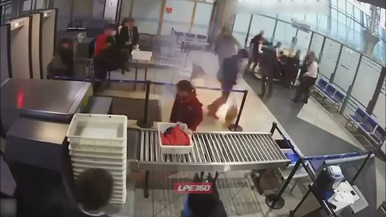 Пауэр банк в аэропорту. Один день в аэропорту. Пауэр банк продается в аэропортах москвы. Power bank 100w. Акб 2600 mah цветная.