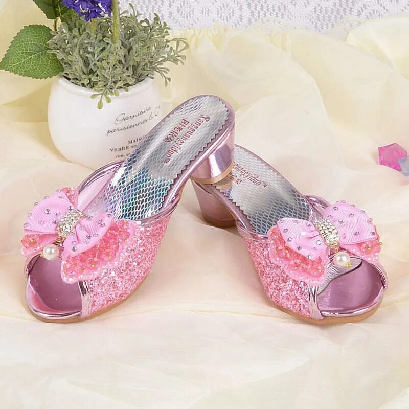 Детские туфли для девочек. Розовые каблуки. Детские туфли для девочек. Девушка в туфлях. Туфли девчачьи для девочек.