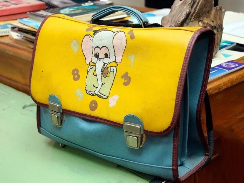 Портфель 90 х. Советский портфель школьника. Рюкзак dino 90е спирит. Рюкзак дино 90-е. Портфель школьный.