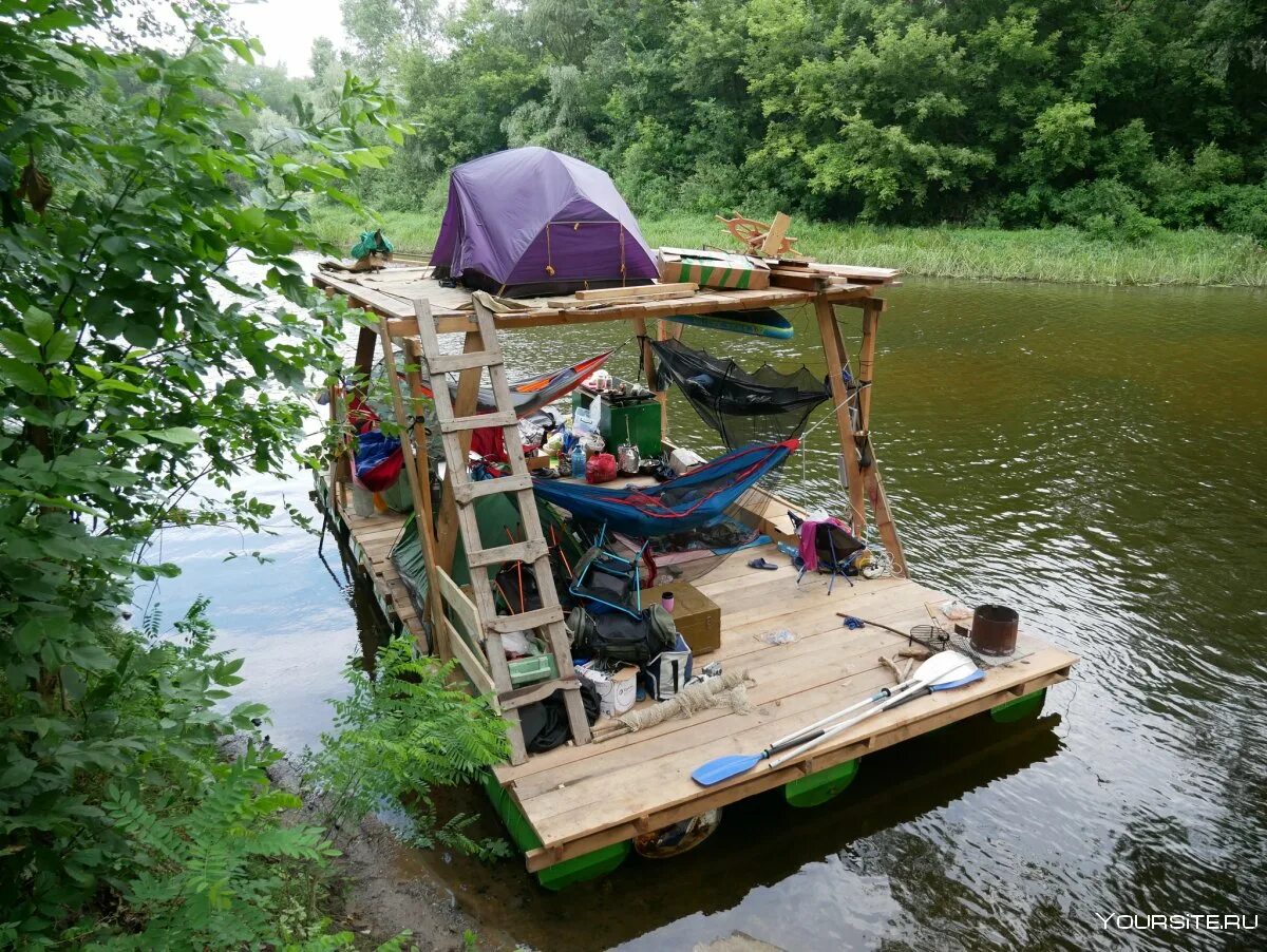 Самодельный плот. Плот. Самодельный плот для сплава. Домик на плоту. Плот прогулочный.