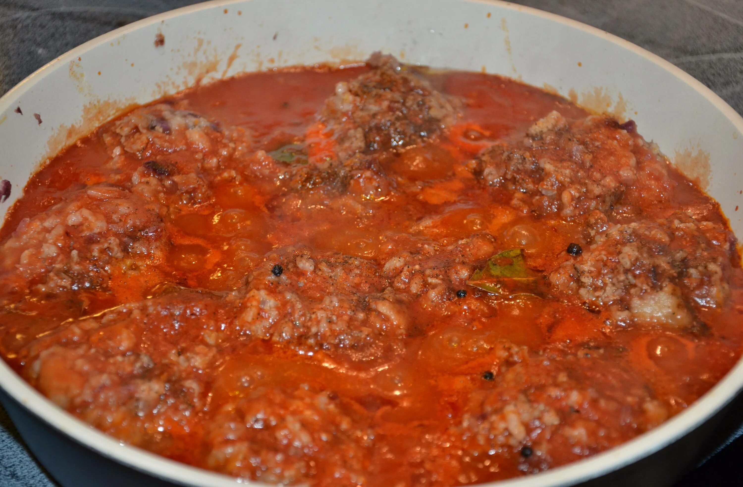 Подлива к мясу простой. Тефтели с томатной подливкой. Мясо в томатном соусе. Тефтели в томатном соусе на сковороде. Мясной фарш в томатном соусе.