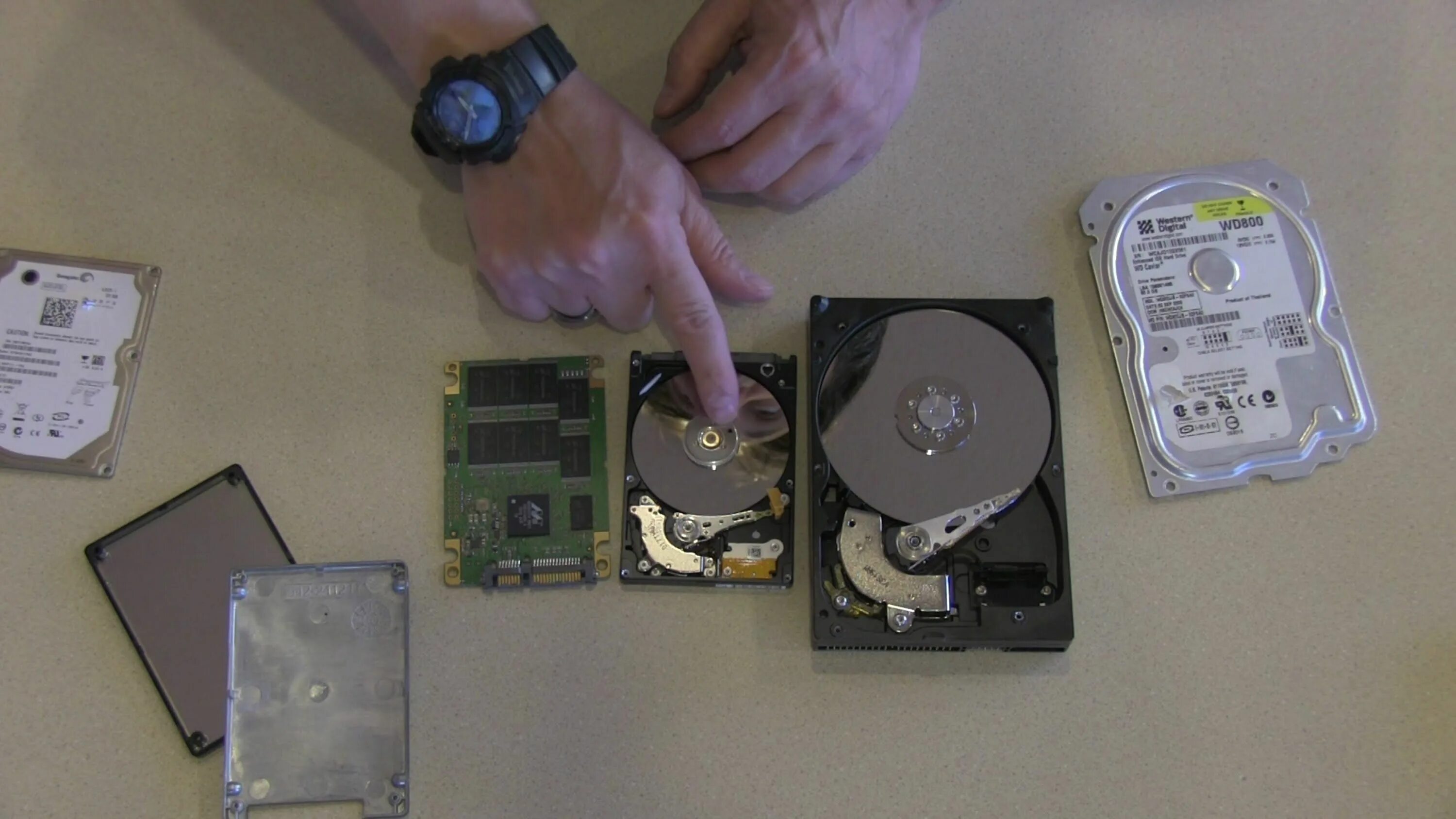 Интерфейс жесткого диска ssd. Ssd vs hdd. ssd size vs hdd. hdd vs ssd размеры.
