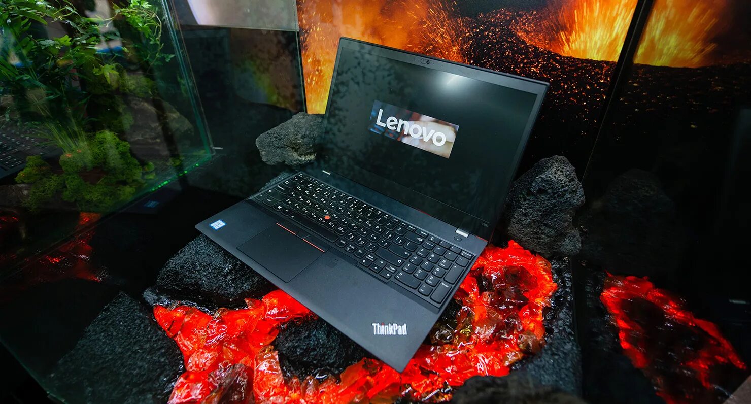 Ноутбук Lenovo в офисе. Lenovo завод. Леново йога 2019 года.