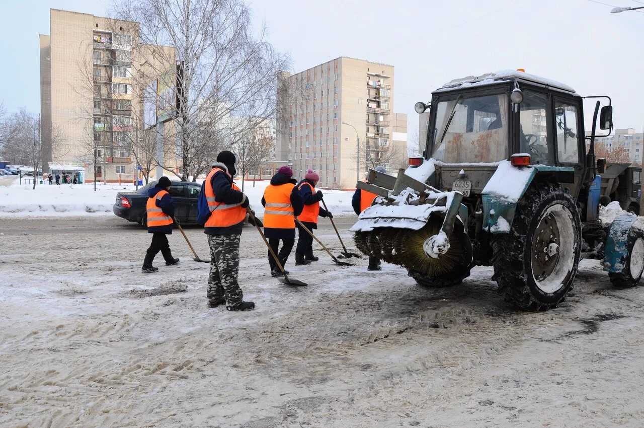 Спецдорсервис. Спецдорсервис Тамбов. Трактор убирает снег. Каток Спецдорсервис Тамбов.