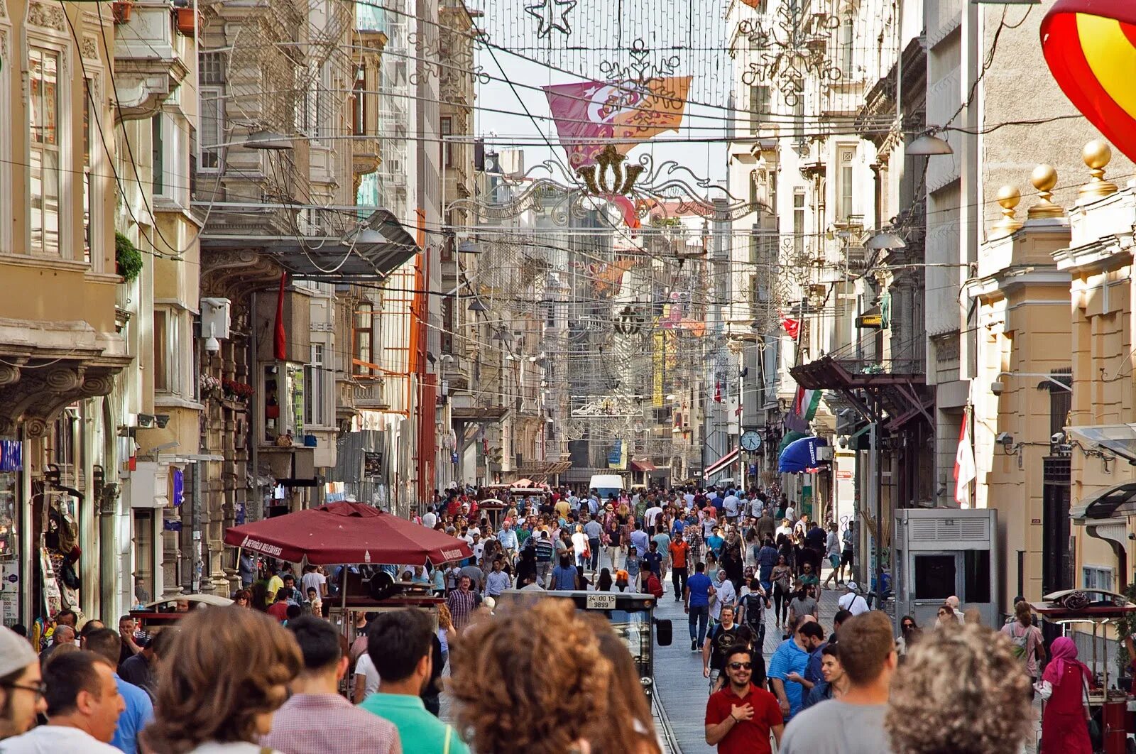 Истикляль. Улица Истикляль в Стамбуле. Истикляль Джаддеси. Площадь Таксим и улица Истикляль. Istiklal Caddesi или улица Истикляль.
