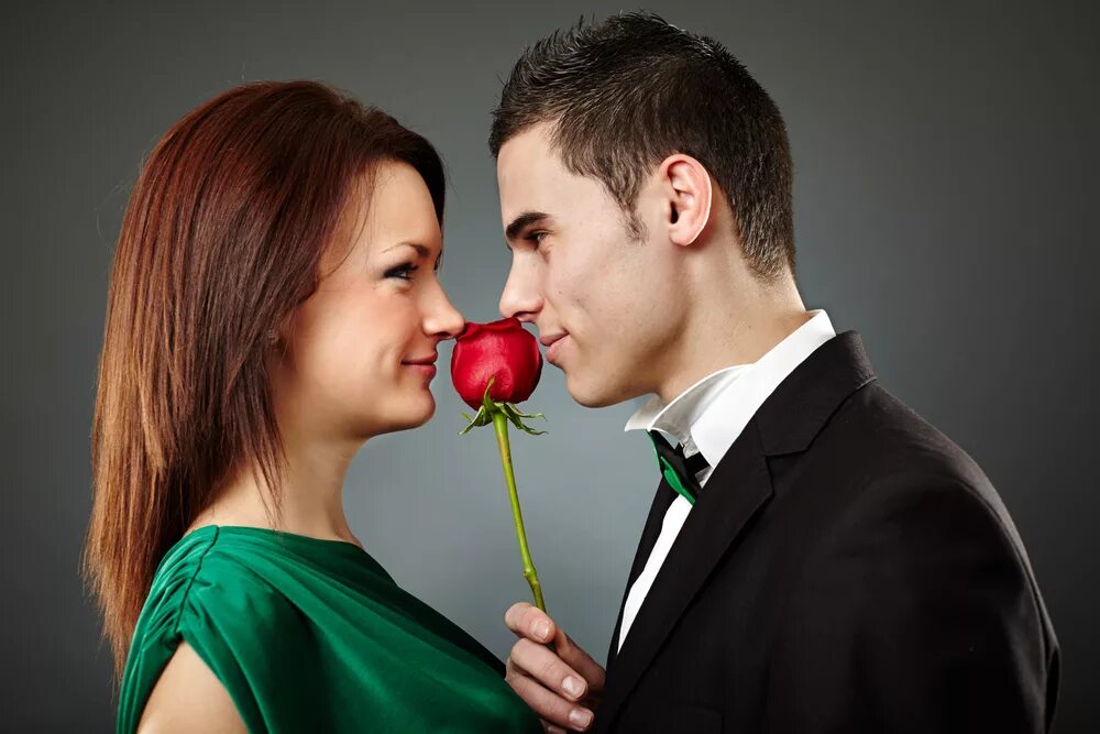 Мужчина дарит цветы женщине. Девушке дарят цветы. Мужчина и женщина цветы.