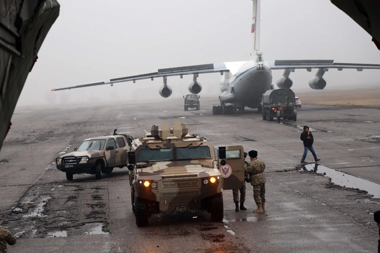 Белорусские десантники в казахстане. Миротворцы одкб. В казахстан прибыли. Медицинский. В казахстан прибыли.