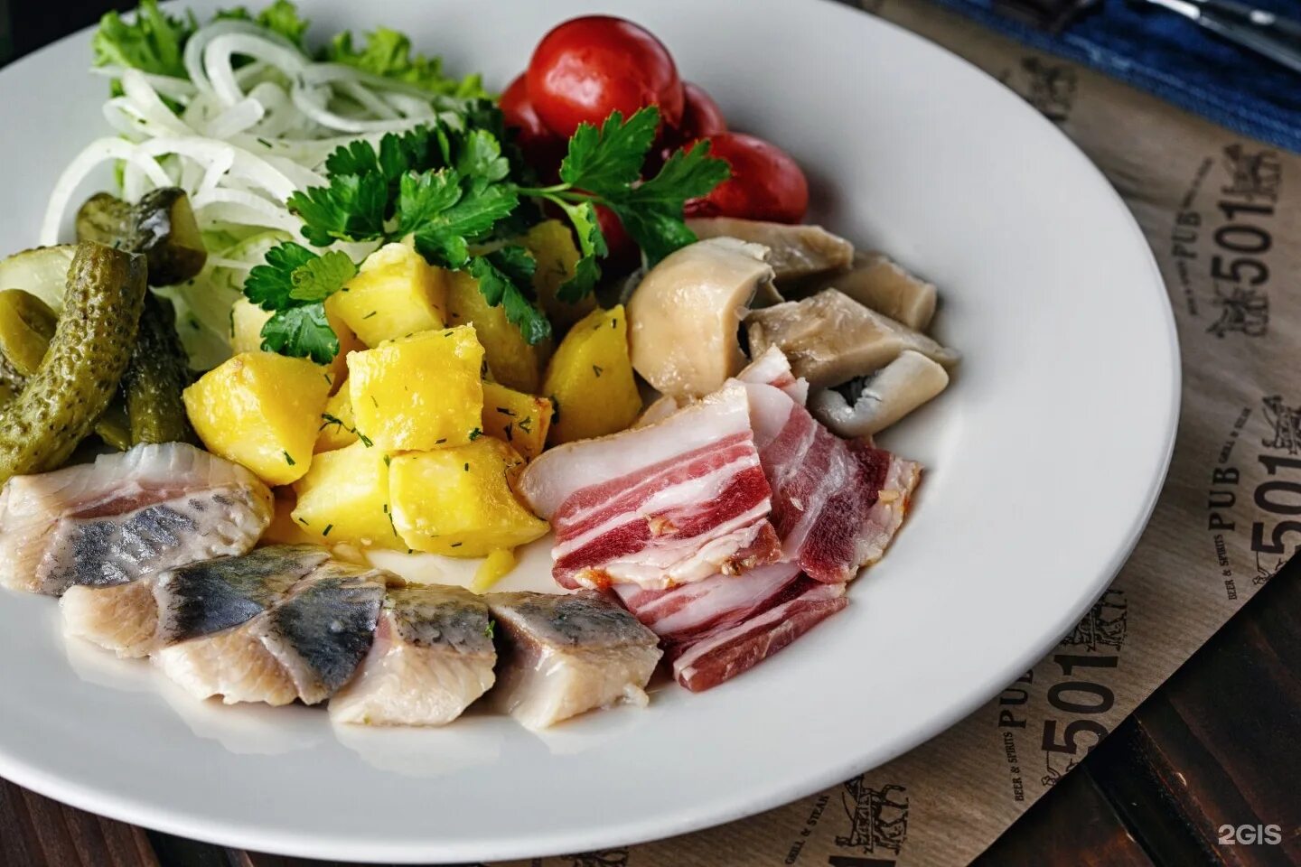 скумбрия пряного посола. селедка в шоколаде. сельдь с маринованными огурцами. сельдь с маринованными огурцами. закуска селедочка под водочку.