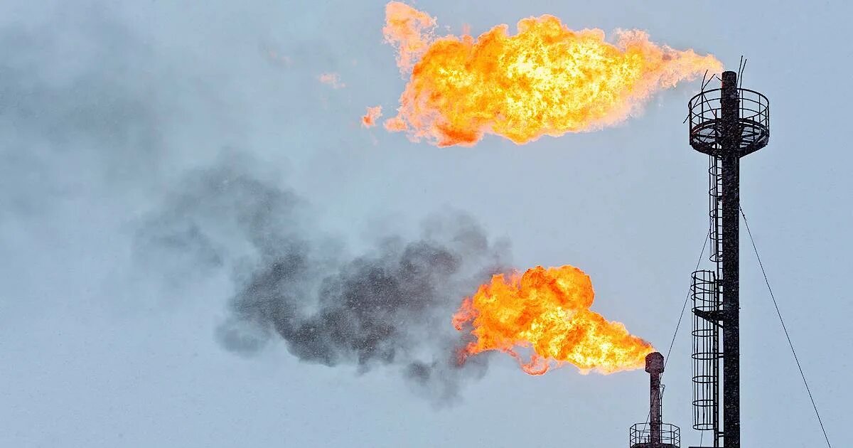 Попутные газы нефти. Горение попутного нефтяного газа. сжигание попутного газа при добыче нефти. попутный газ факелы в западной сибири. факел из попутного газа.