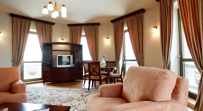 Гостиница дежавю казань свияжские холмы. Комплекс гостиниц. Гостиница октябрьская ставрополь. Голубицкая гостевой дом валенсия. Отельный комплекс.