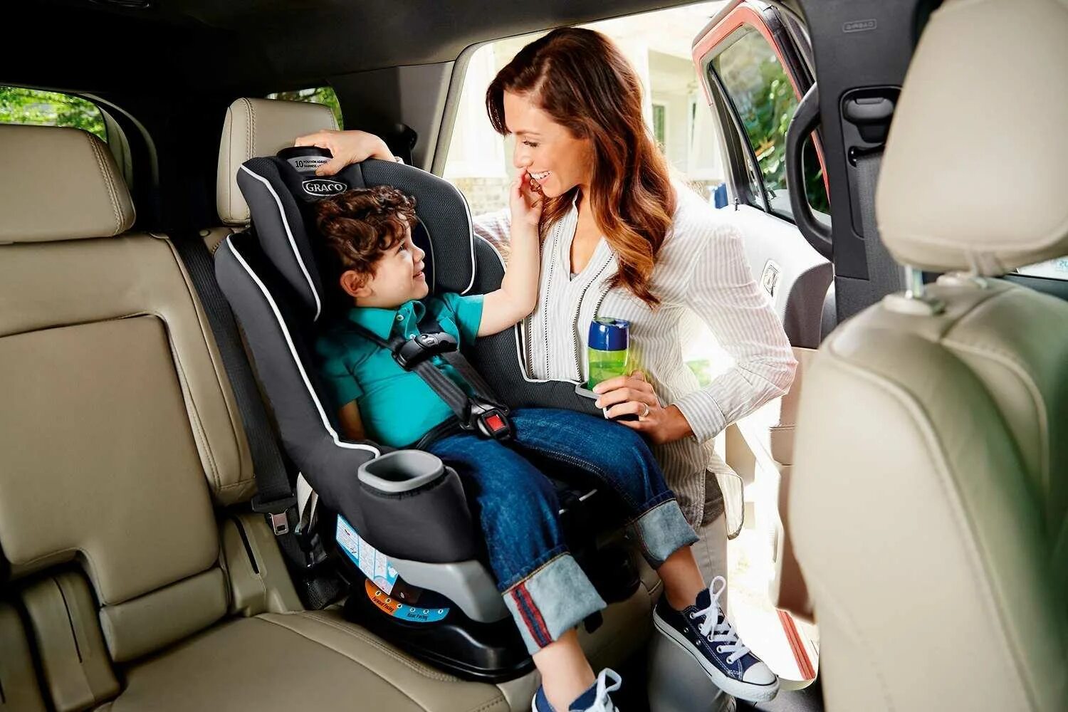 В каких креслах можно перевозить детей. Graco extend2fit. детское кресло в машину. детское кресло на переднем сидении автомобиля. бустеры для перевозки детей.