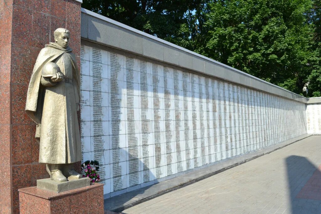 Памятная стена. Липецк площадь героев стена памяти. Мемориальный комплекс Липецк. Мемориальный комплекс на площади героев в Липецке. Мемориал стена памяти Курган.