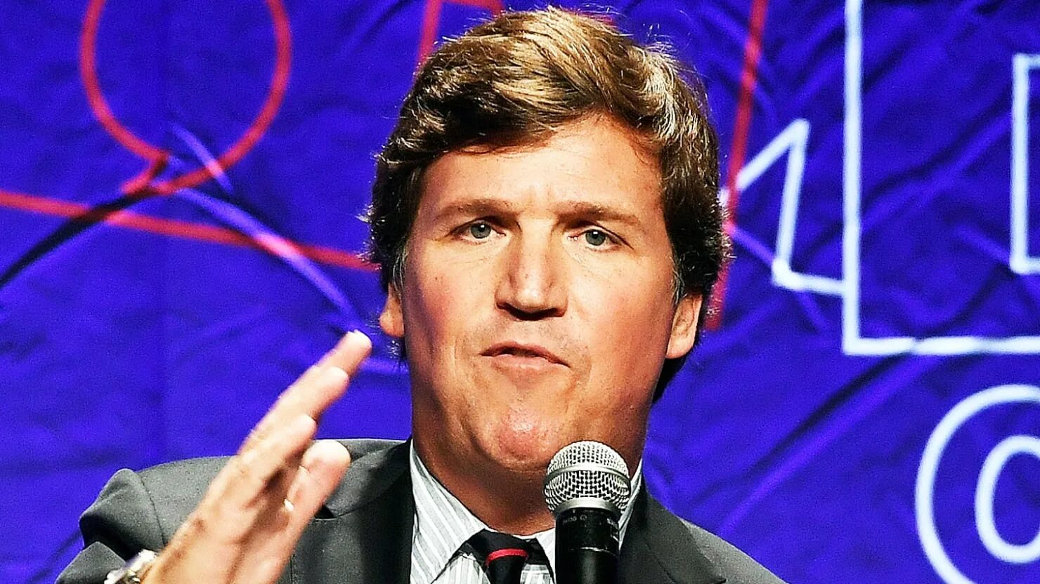 Tucker Carlson. Такер Карлсон Fox News. Американский ведущий Такер Карлсон. Такер Карлсон Fox News 2022. Сколько человек посмотрело интервью такера