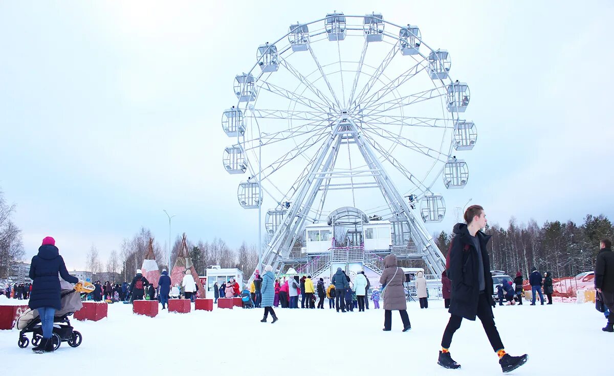 Новый год аттракционы. Новогодние каникулы в Петрозаводске. Петрозаводск на новогодние праздники. Новогодние гуляния с колесом обозрения.