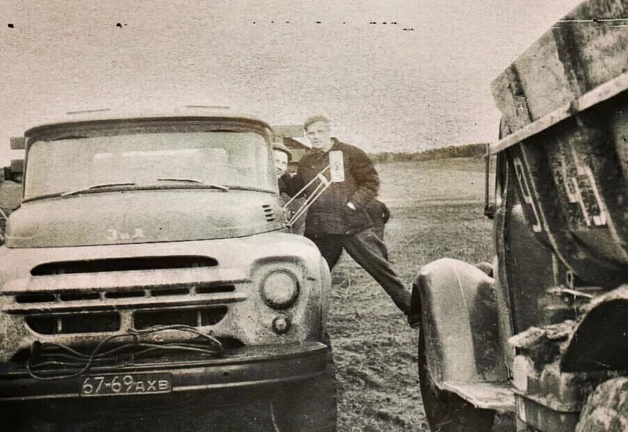 Центральная ремонтная мастерская колхоза. Газ 51 шофер. Газ 51 уборочная. Полуторка газ 51. Газ 51 автобус.