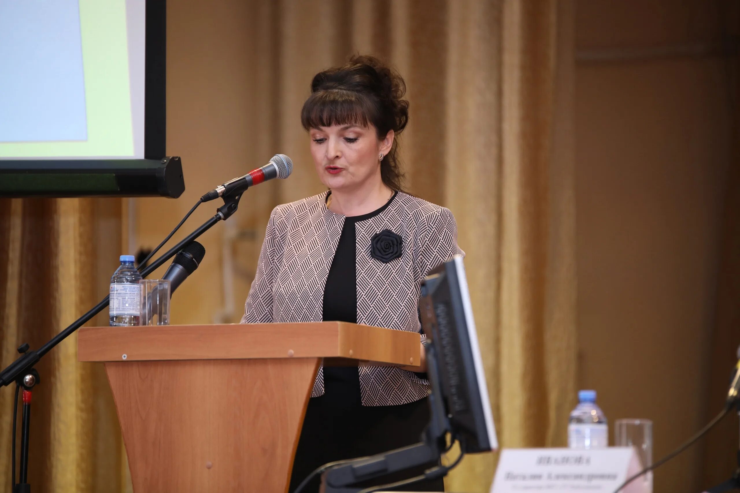 Выступила директор. Выступила директор. Елена шмелева сириус. Елена шмелева онф. Анна администрация.