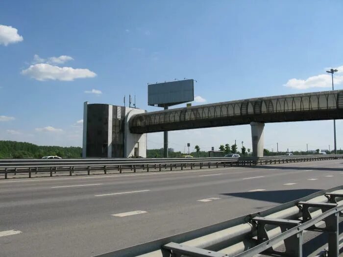 11 км от москвы. Химки Москва пешеходный мост. Мост на Киевском шоссе. Надземный переход аэропорта Шереметьево в. Пешеходный надземный переход Шереметьево.