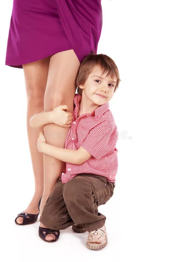 Сижу у мамы на коленях. Ребенок обнимает за ногу. Ребенок обнимает маму за ногу. Мальчик обнимает маму за ногу.