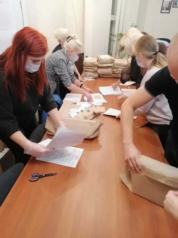 Явка людей на выборах. Выборы. явка на избирательные участки. выборы в россии. креативное фото на избирательном участке.