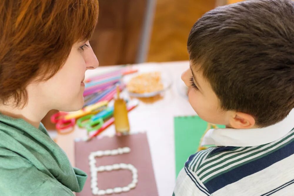 A treats children. Дети с рас. Аутизм у детей. Подросток с аутизмом. Родители детей с аутизмом.