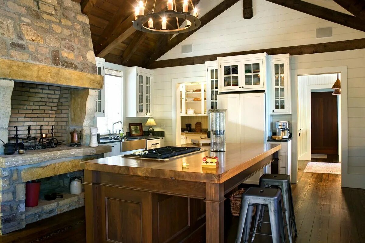 Дизайн кухни камином. Кухня с камином. Кухня с камином в частном доме. Кухня с камином в деревенском стиле. Интерьер кухни с печкой.
