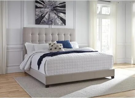 Bedroom deluxe apartment king bed перевод