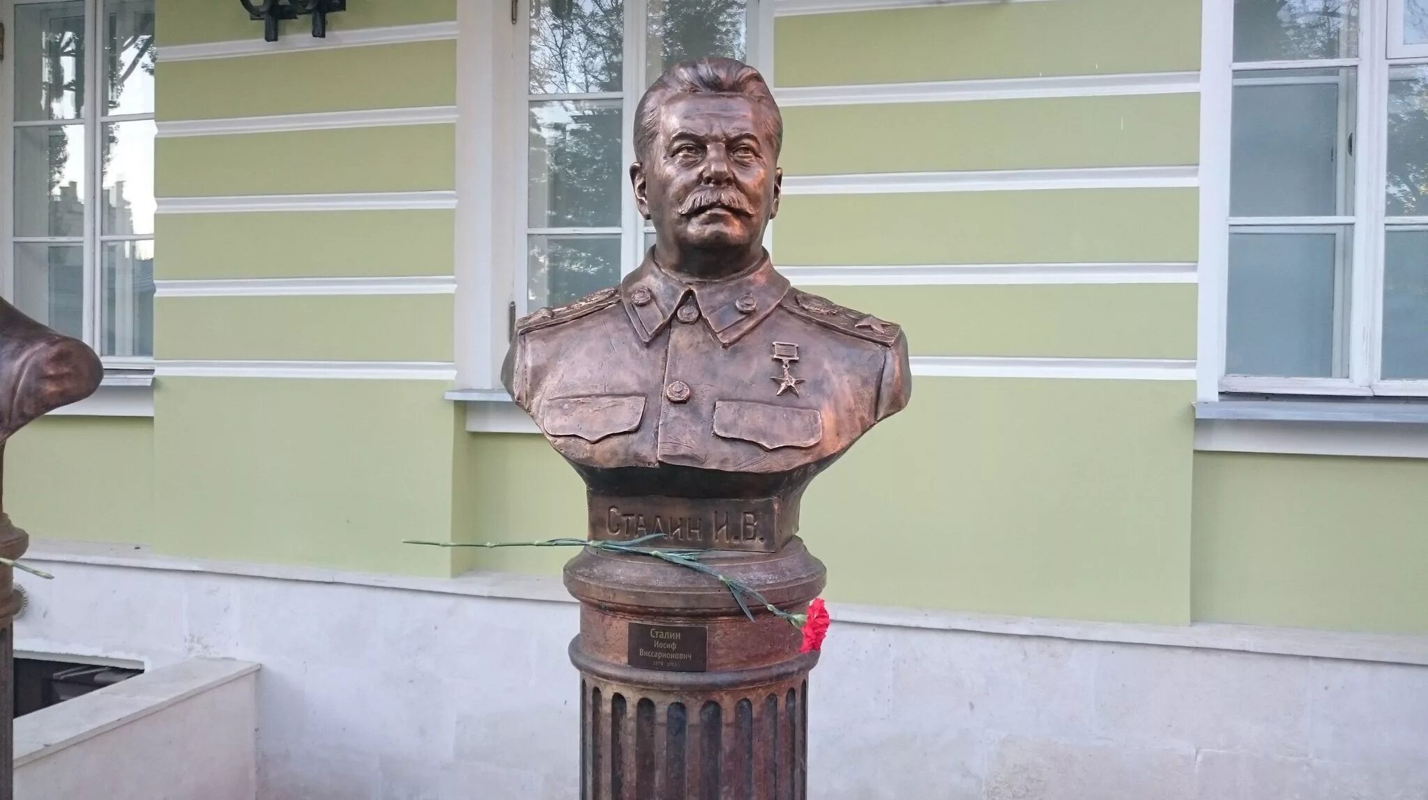 Установлен бюст. Сталин иосиф виссарионович памятники. памятник сталину (парк постышева). памятник сталину бюст. памятник иосифу сталину в россии.