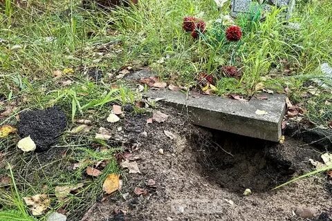Артистов хоронили за оградой кладбища